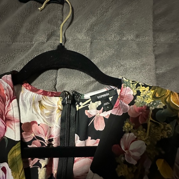 NWT Express Floral V-Neck Long Sleeve Twist Front Romper - Picture 2 of 7